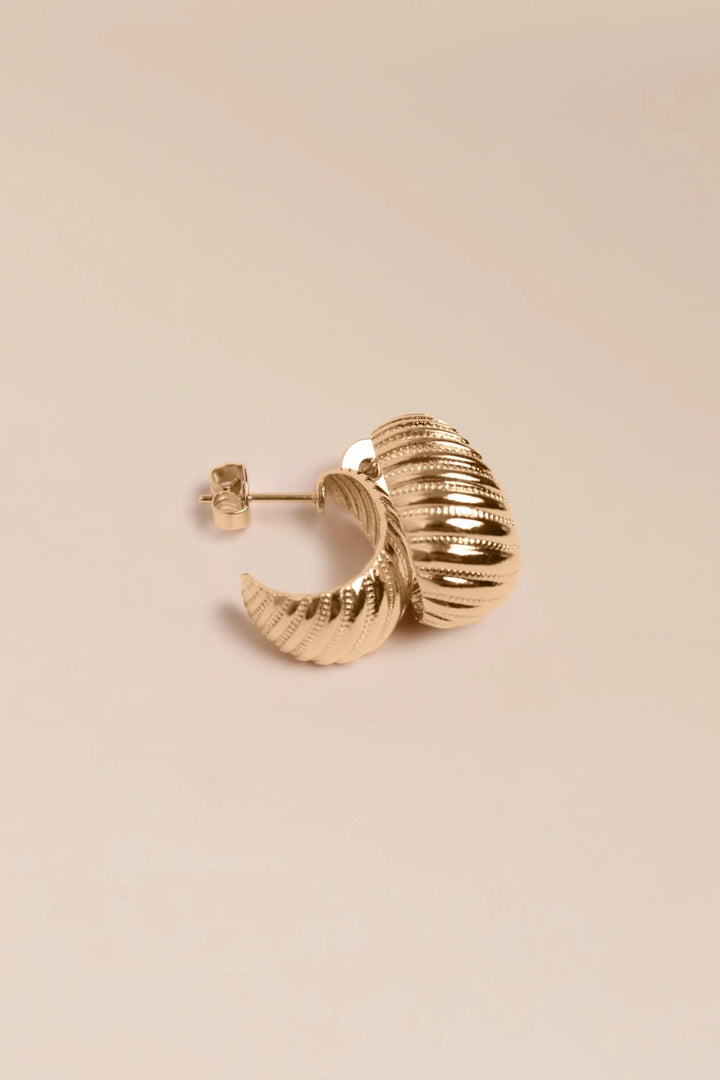 Waekura Fany Earrings - stilvoll in Szene gesetzt