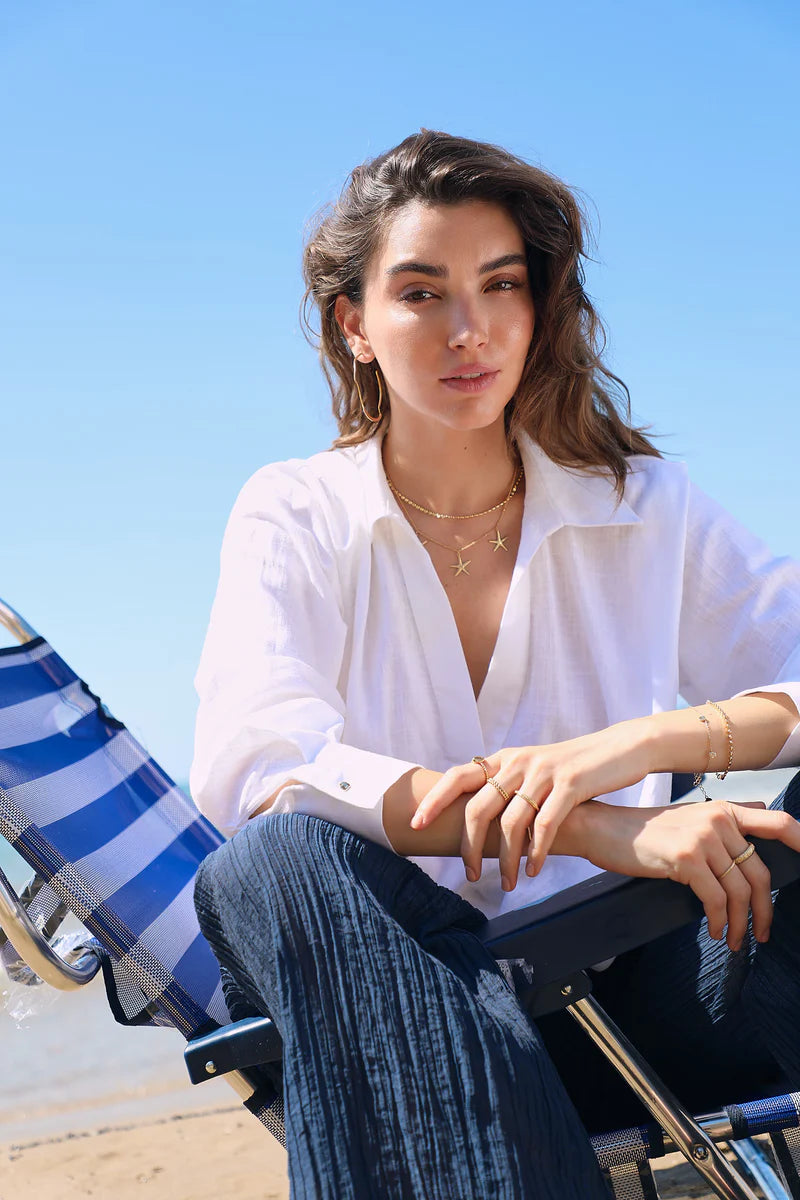 Andaluz L Earrings - getragen, Model sitzt auf Strandstuhl