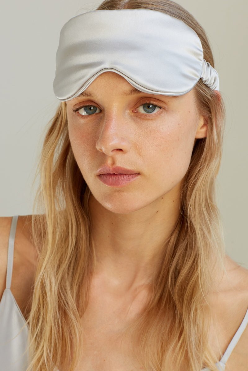 Silk Eye Mask Silver Gray Model