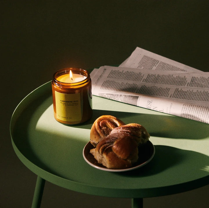 Cardamom Bun Limited Edition mit Ton-in-Ton-Etikett und Messingdeckel - Mood mit Gebäck
