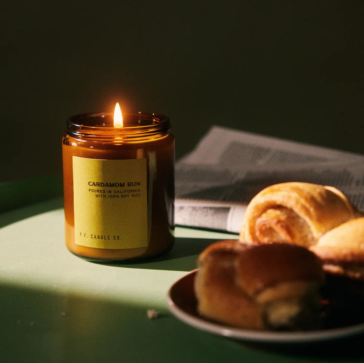 Cardamom Bun Limited Edition mit Gebäck im Vordergrund