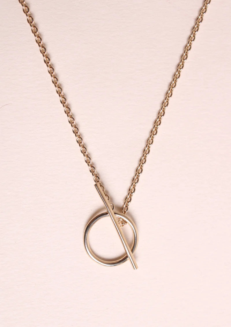 Manuela Necklace von Waekura - vor rosa Hintergrund