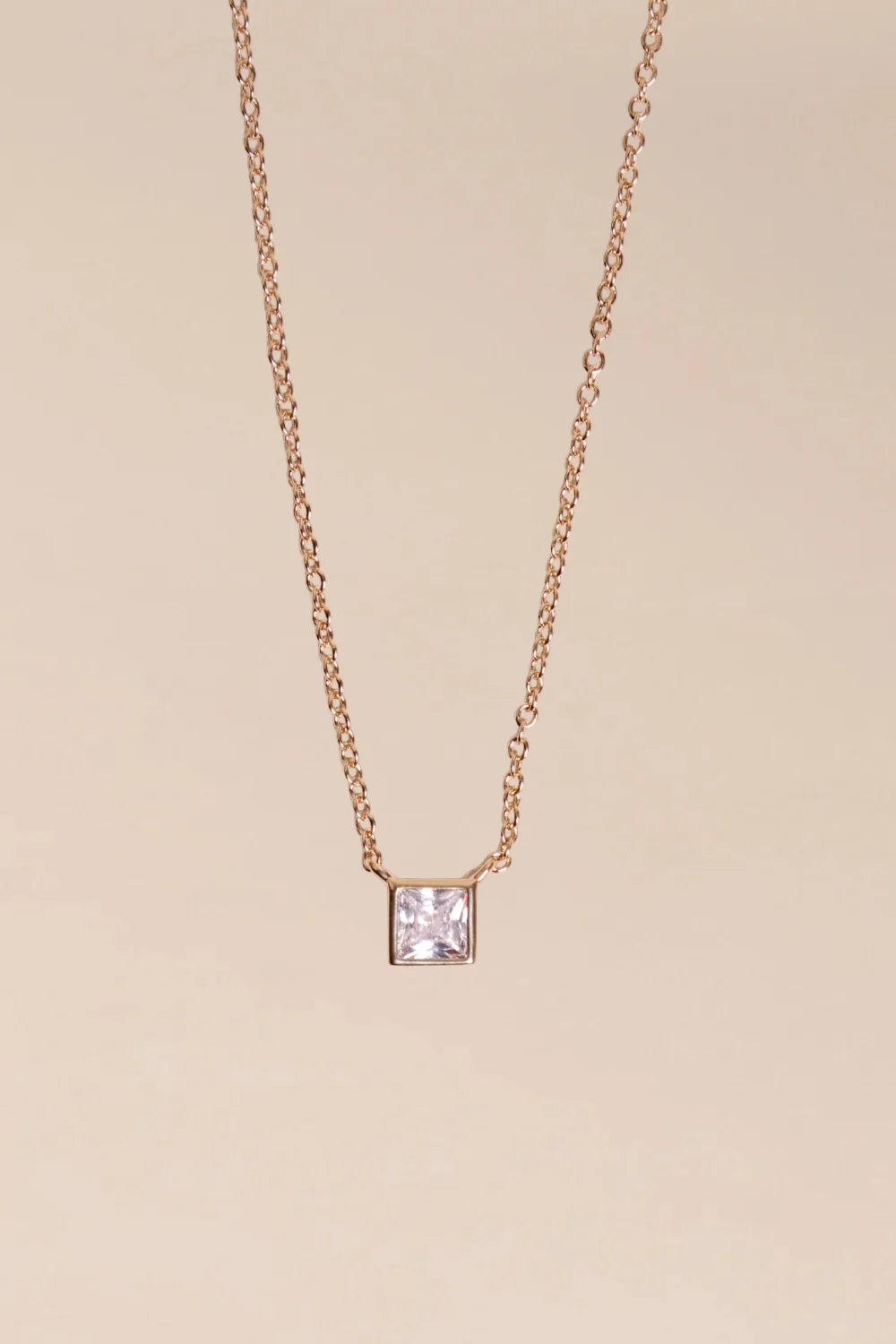 Maja Necklace von Waekura - vor rosa Hintergrund