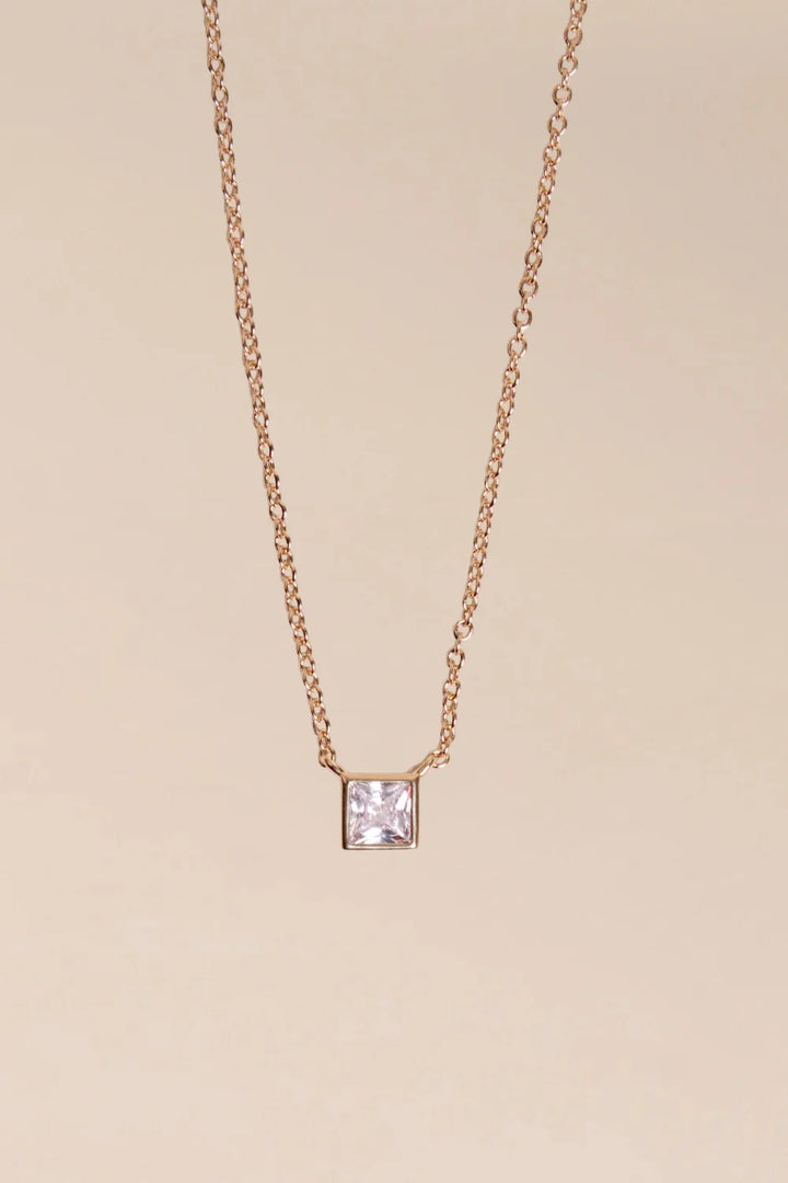 Maja Necklace von Waekura - vor rosa Hintergrund