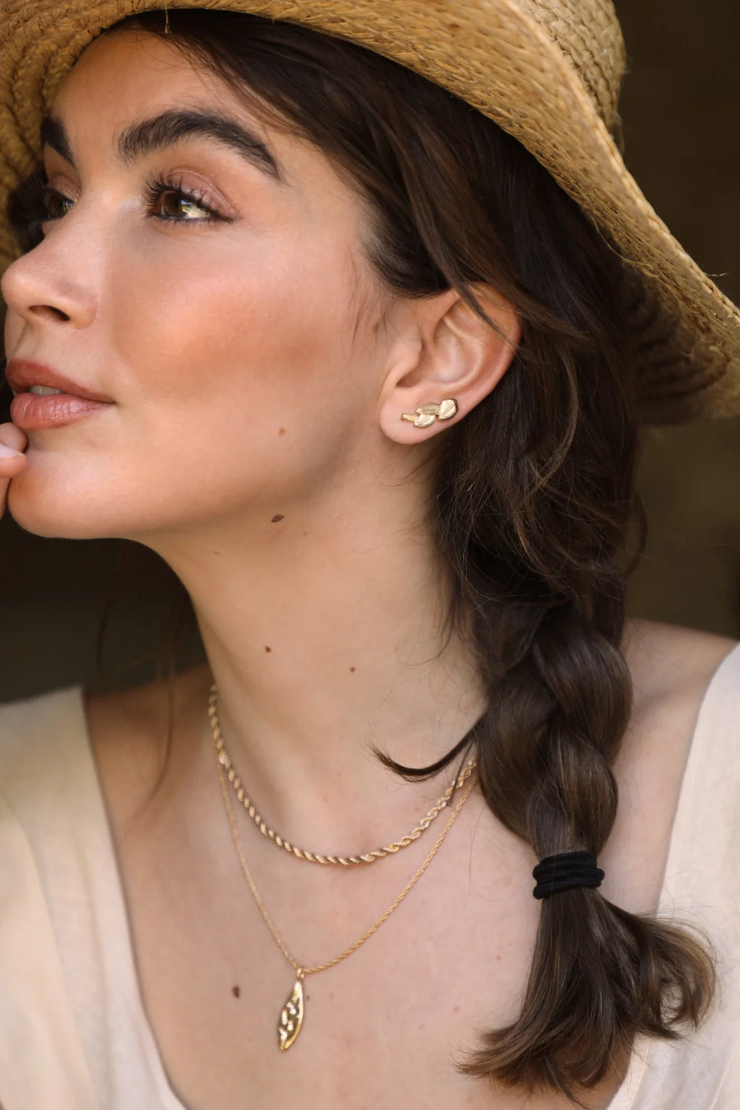 Earclimber Solya von Waekura - getragen, Model trägt weiteren Schmuck