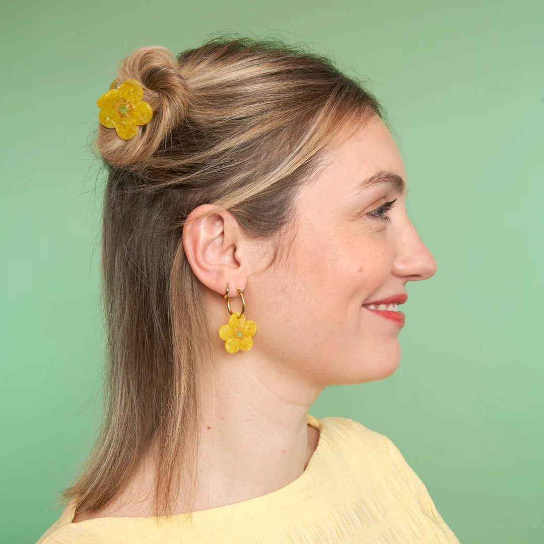 Buttercup Mini Hair Claw von Coucou Suzette - getragen im Haar, Model im Profil