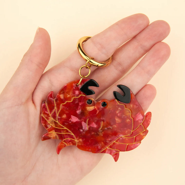 Crab Charm von Coucou Suzette - gehalten in der Hand