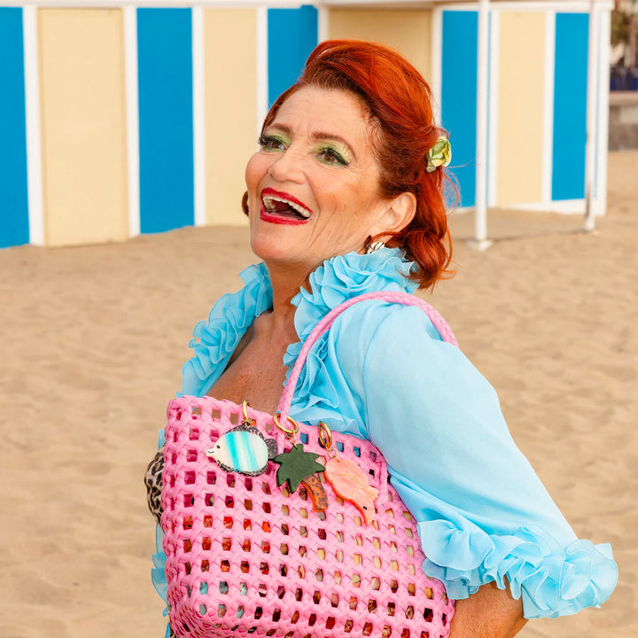 Tropical Fish Charm von Coucou Suzette - an Tasche mit weiteren Charms, am Strand