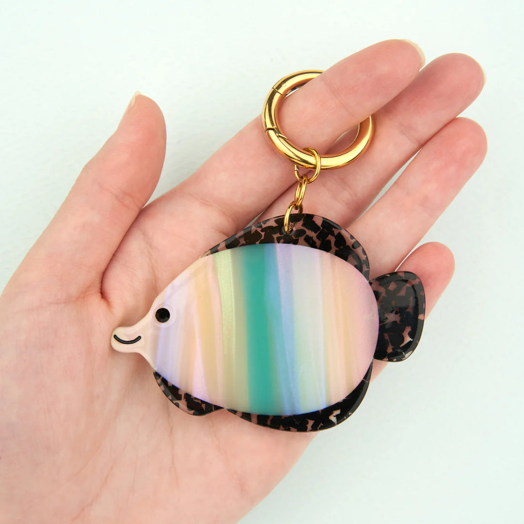 Tropical Fish Charm von Coucou Suzette - mit Ring aufgehängt