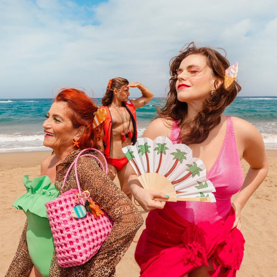 Palm Tree Hand Fan von Coucou Suzette - geöffnet, mit Models am Strand