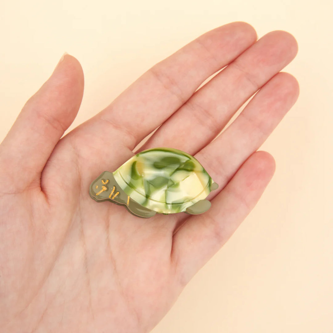 Turtle Mini Hair Claw von Coucou Suzette - auf Handfläche