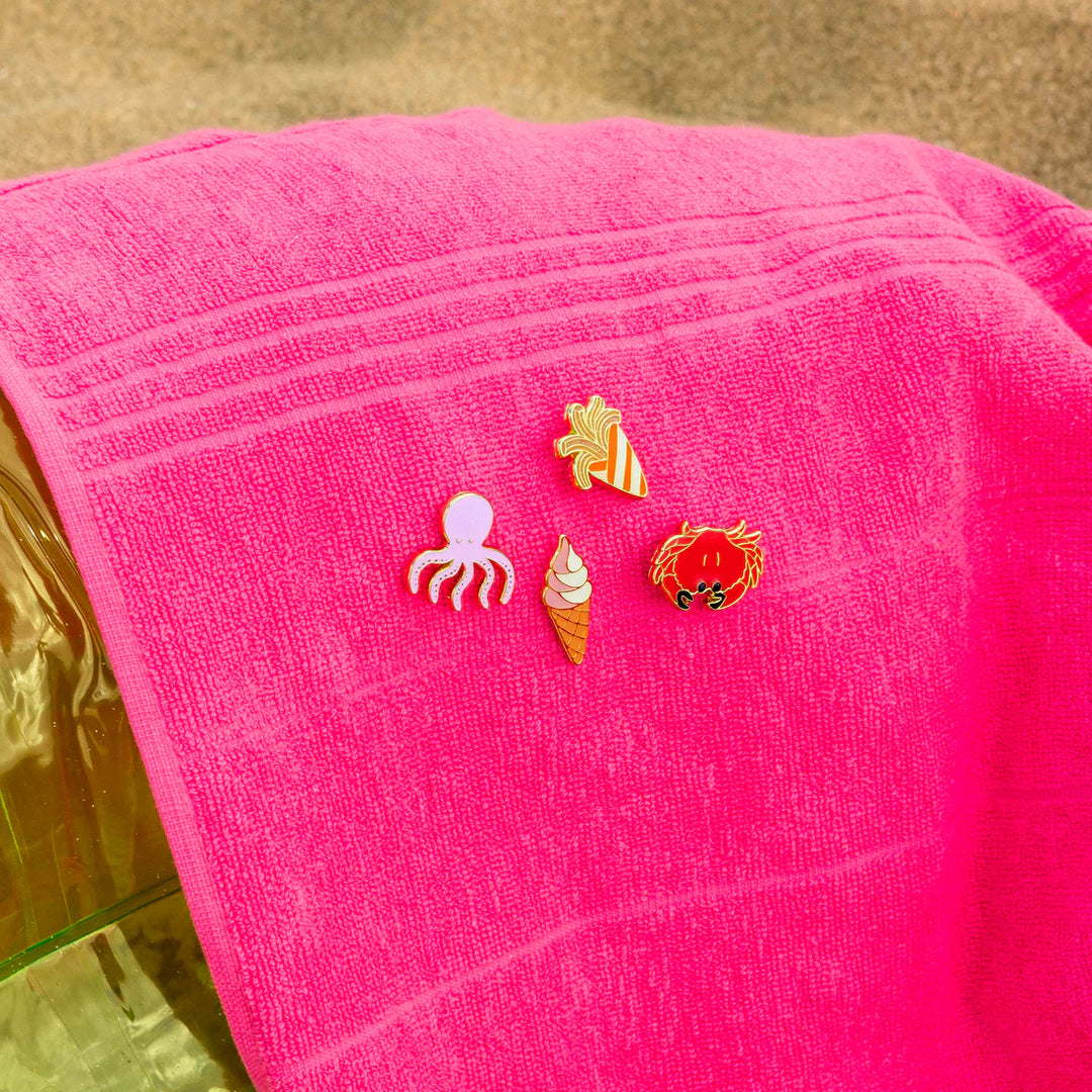 Octopus Pin von Coucou Suzette - auf Handtuch mit weiteren Pins