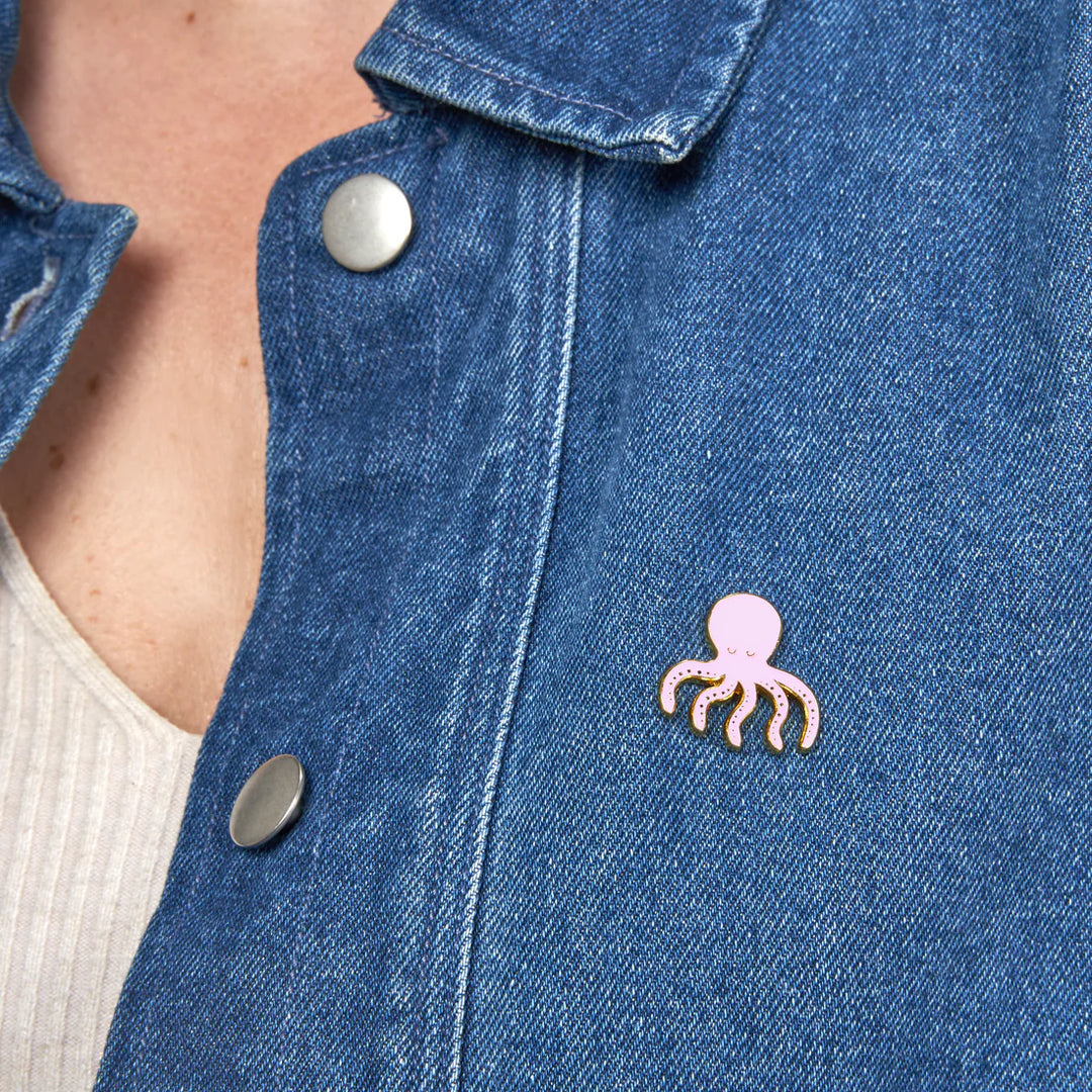 Octopus Pin von Coucou Suzette - auf Jeanshemd