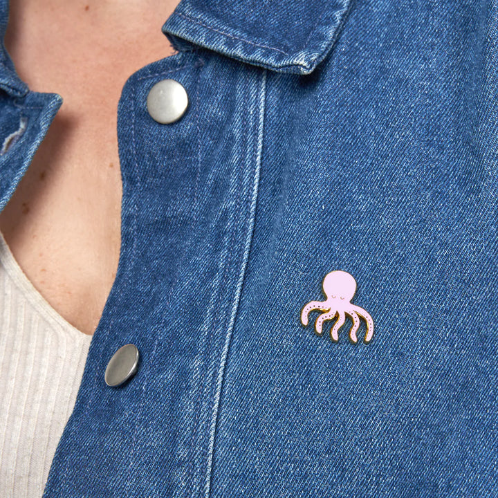 Octopus Pin von Coucou Suzette - auf Jeanshemd