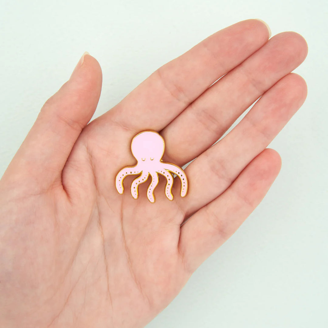 Octopus Pin von Coucou Suzette - auf Handfläche