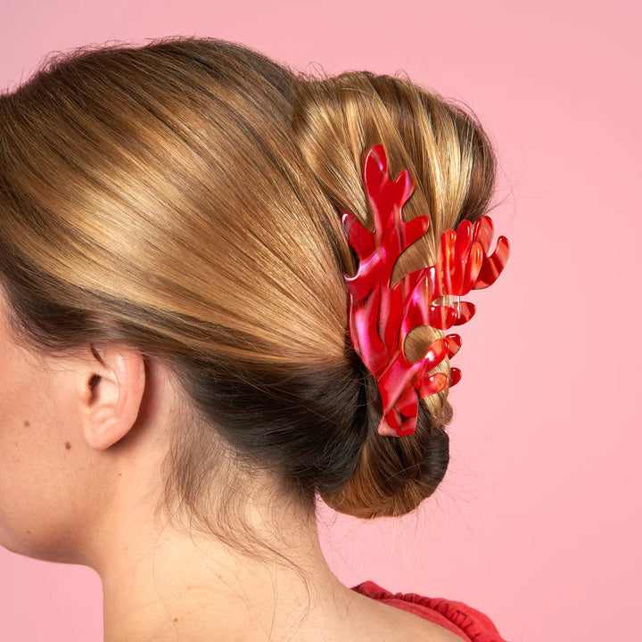 Coral Hair Claw von Coucou Suzette - getragen im Haar