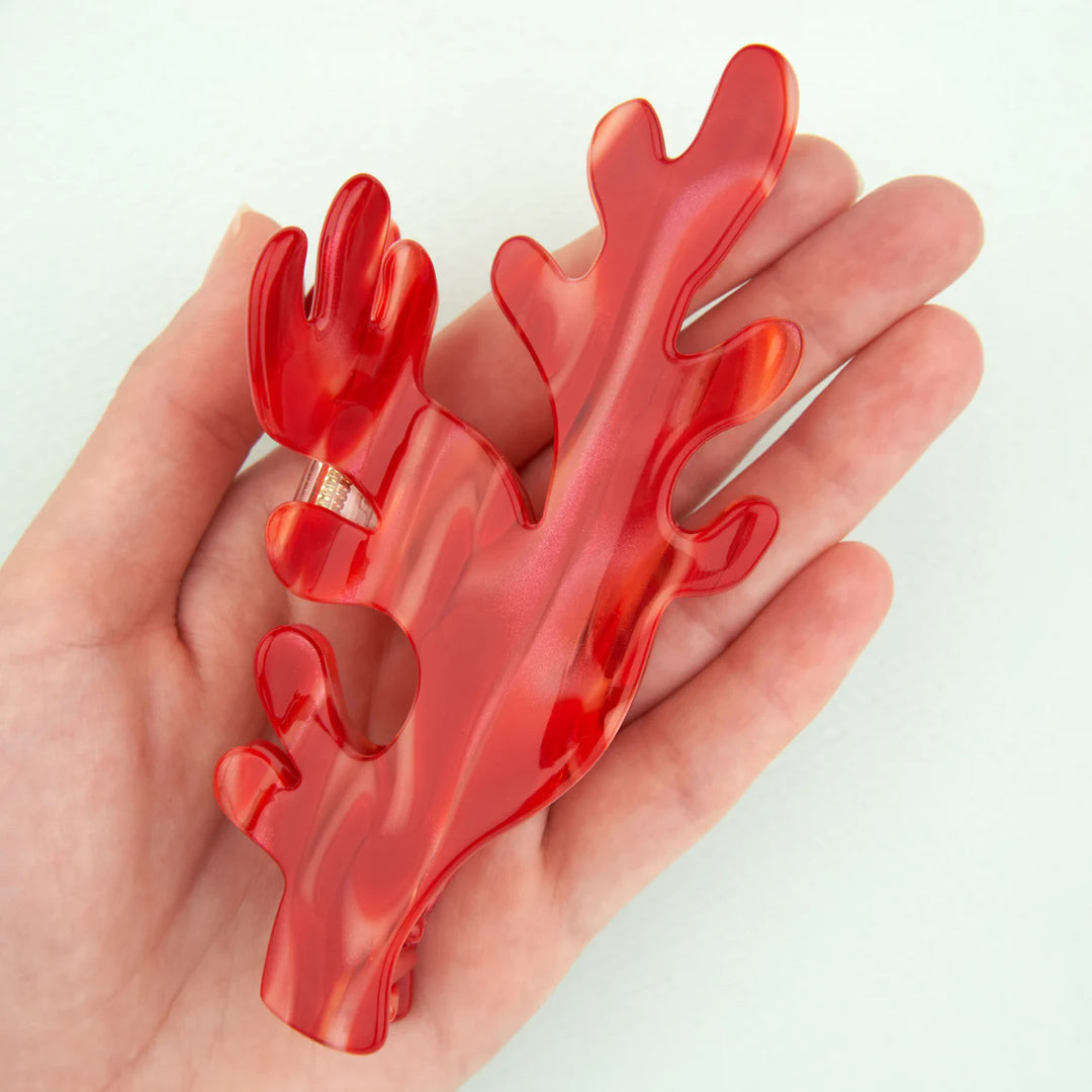 Coral Hair Claw von Coucou Suzette - in Handfläche