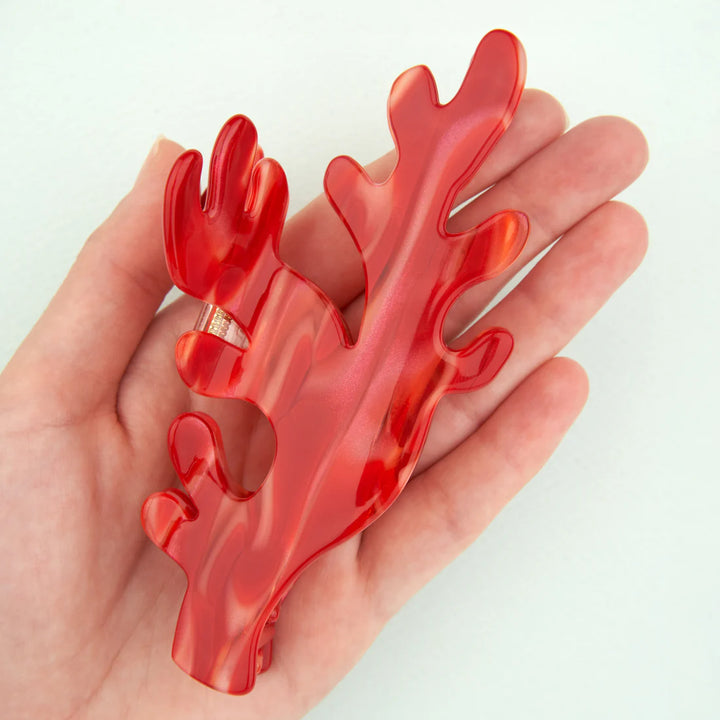 Coral Hair Claw von Coucou Suzette - in Handfläche