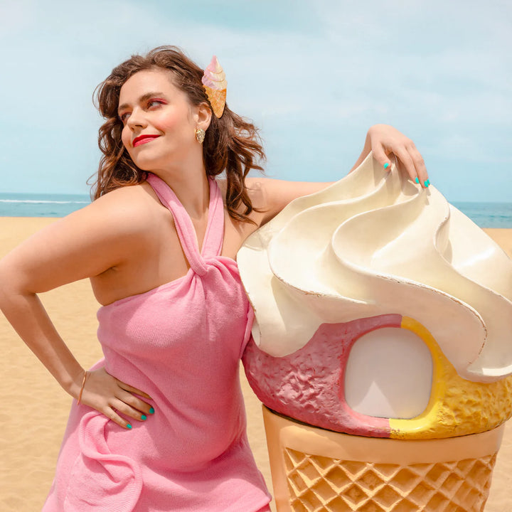 Ice Cream Hair Claw von Coucou Suzette - Produktfoto, Model posiert am Strand