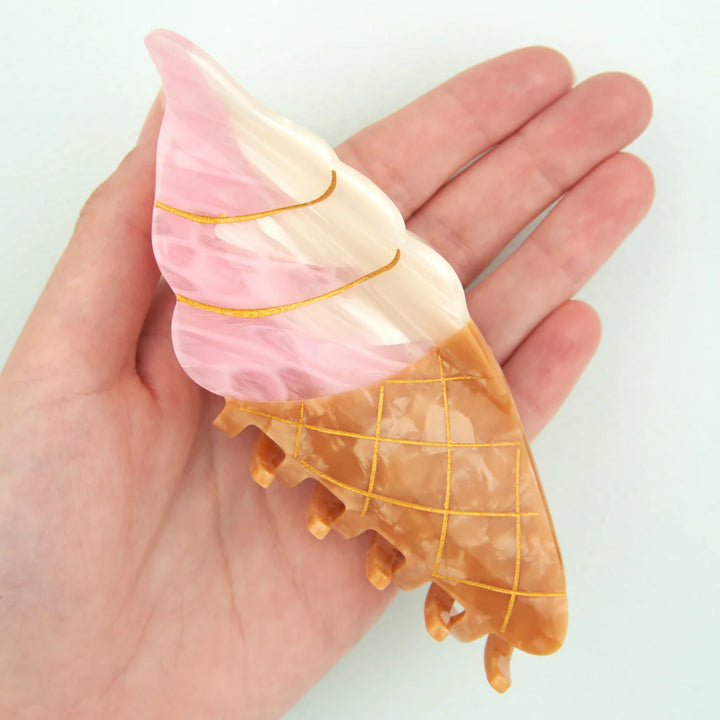 Ice Cream Hair Claw von Coucou Suzette - in Handfläche
