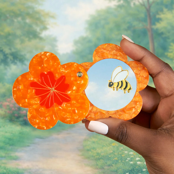 Nasturtium Mirror von Coucou Suzette - geöffnet, in Hand gehalten