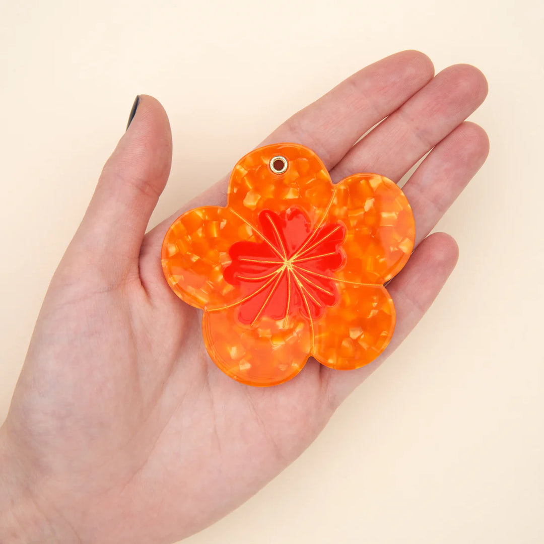 Nasturtium Mirror von Coucou Suzette - auf Handfläche
