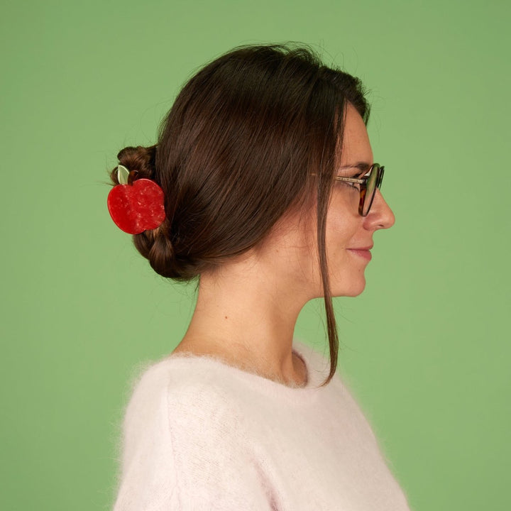 Coucou Suzette Apple Hair Claw - Foto indossata dalla modella