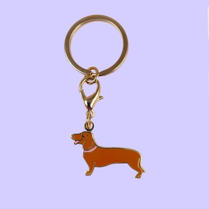 Coucou Suzette Dachshund Key Ring / Pet Tag - Produktbild fliederfarbener Hintergrund