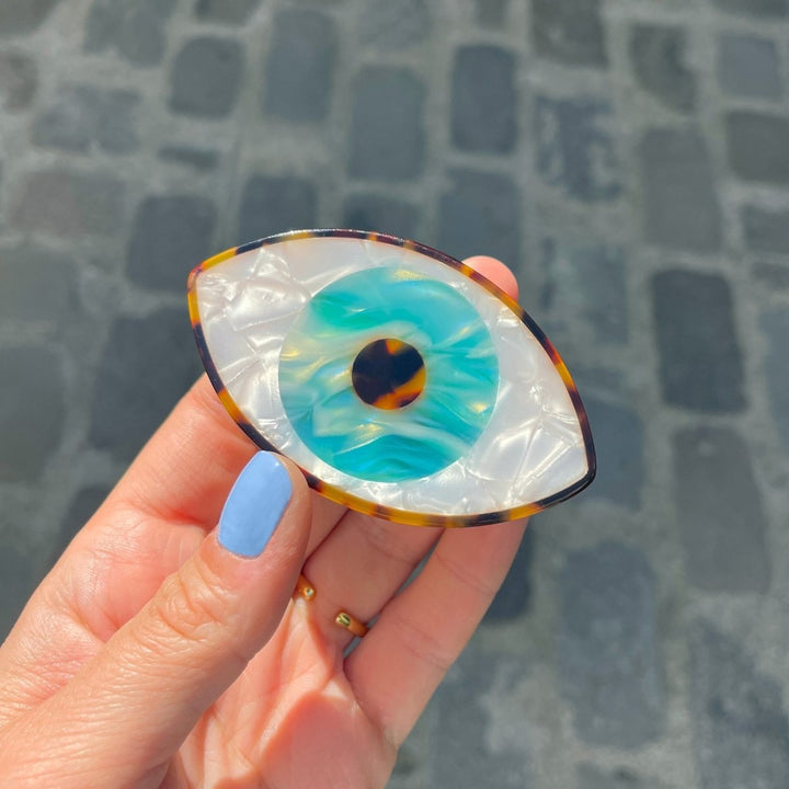 Coucou Suzette Eye Hair Claw – Blue - Detail mit Handmodel
