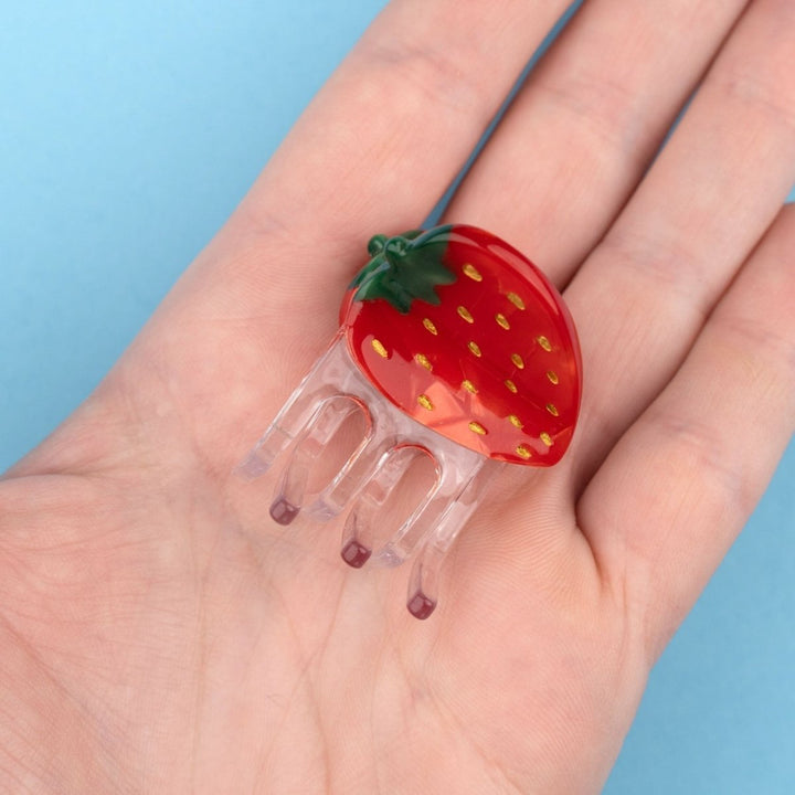 Mini garra para el cabello Coucou Suzette Strawberry - Detalles del modelo de mano
