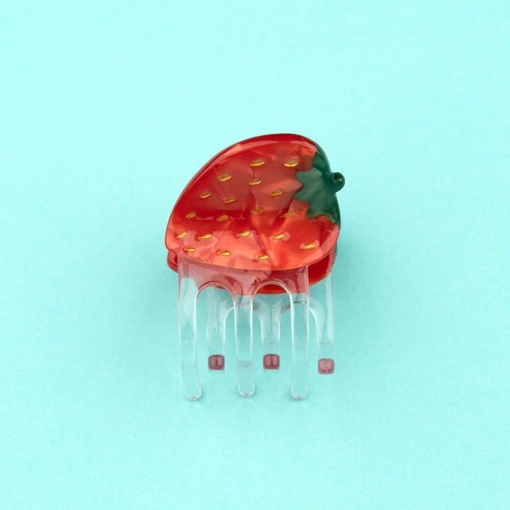 Mini pinza para el cabello Coucou Suzette Strawberry - imagen del producto fondo turquesa