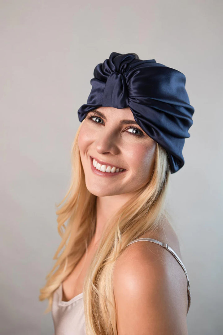 Curly’n Covered Seidenturban in Marineblau, seitliche Ansicht