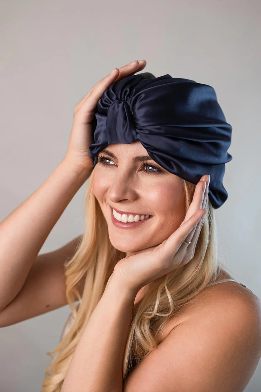Curly’n Covered Schlafhaube aus Seide in Marineblau auf Modell