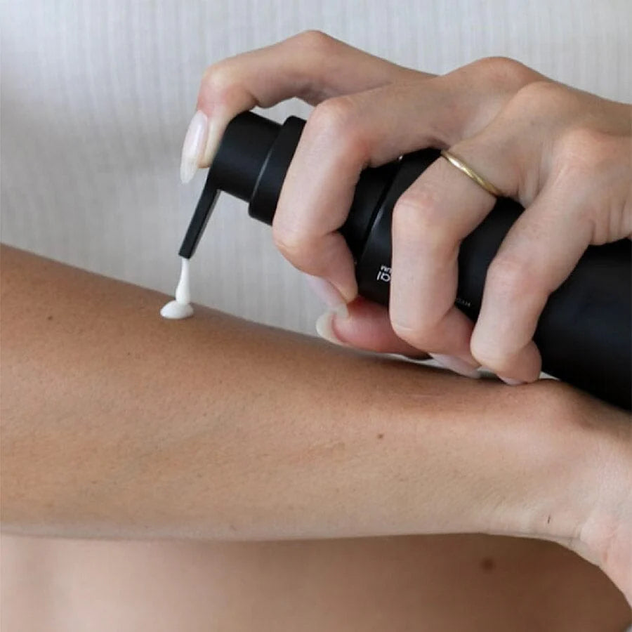 Naturallogic - Elemental Hydration+ Body Serum 100 ml - Textur auf Haut