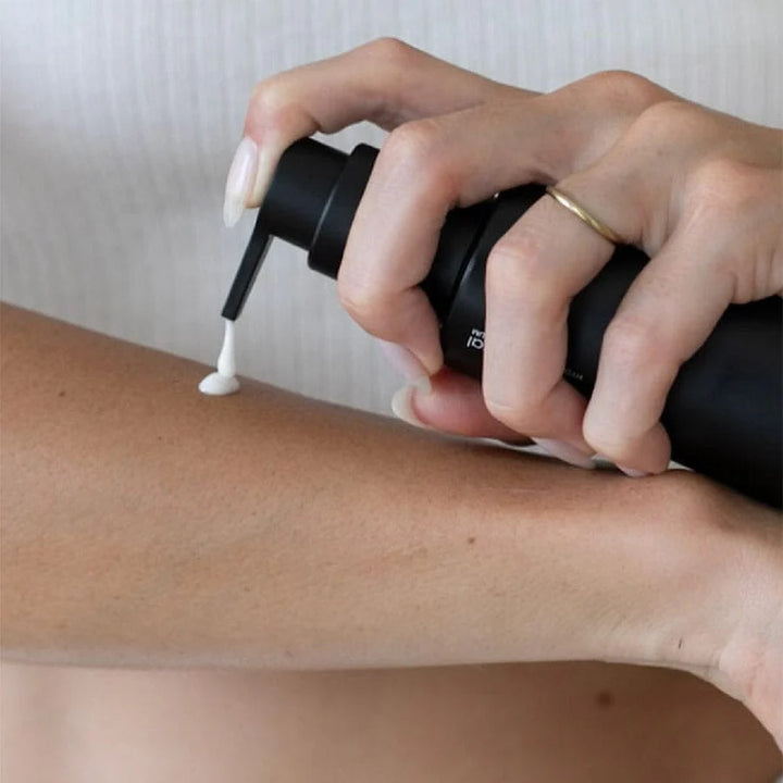 Naturallogic - Elemental Hydration+ Body Serum 100 ml - Textur auf Haut