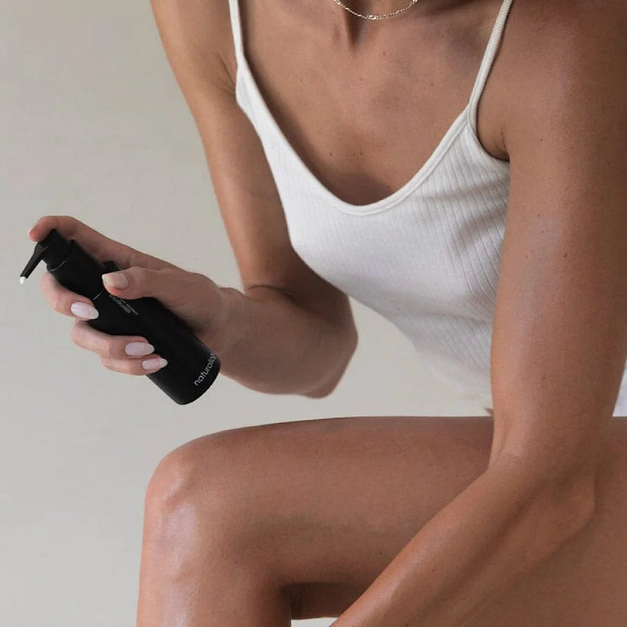 Naturallogic - Elemental Hydration+ Body Serum - Anwendungsfoto