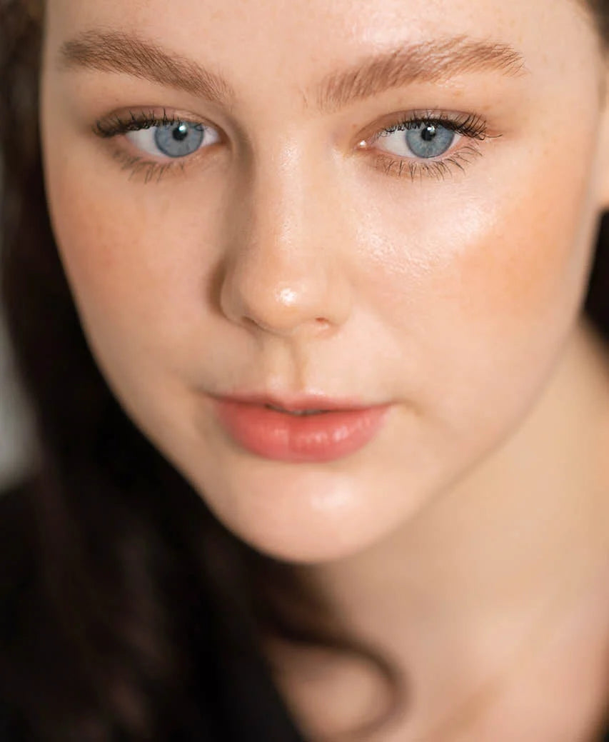Ere Perez Aloe Gel Lash & Brow Mascara - auf den Brauen und den Wimpern