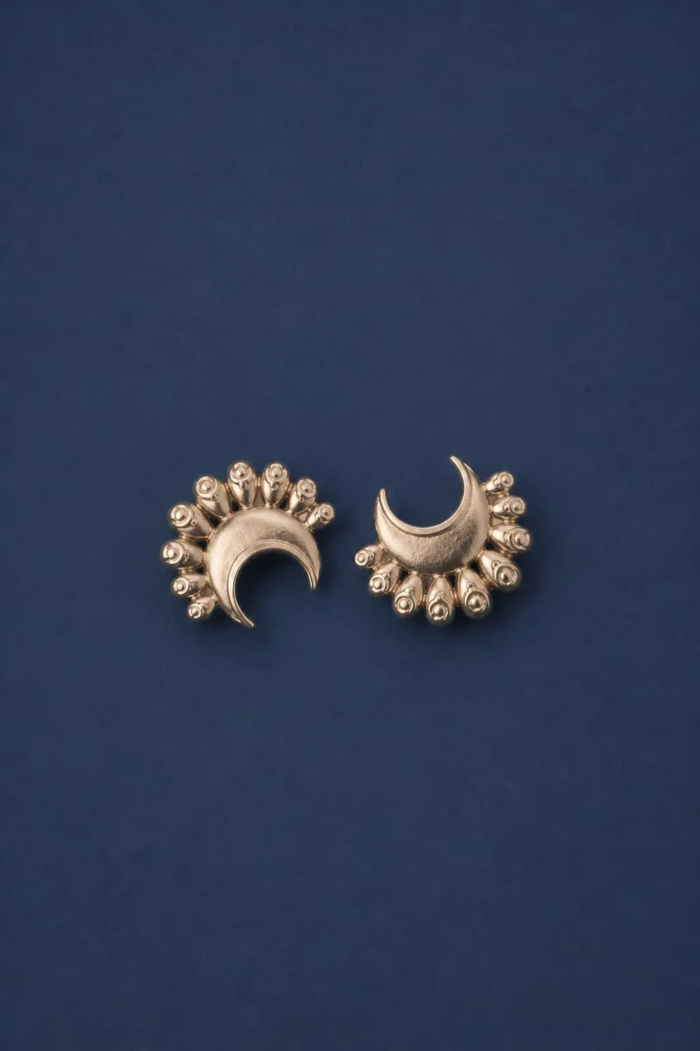 Nerina Studs von Waekura - auf blauem Untergrund