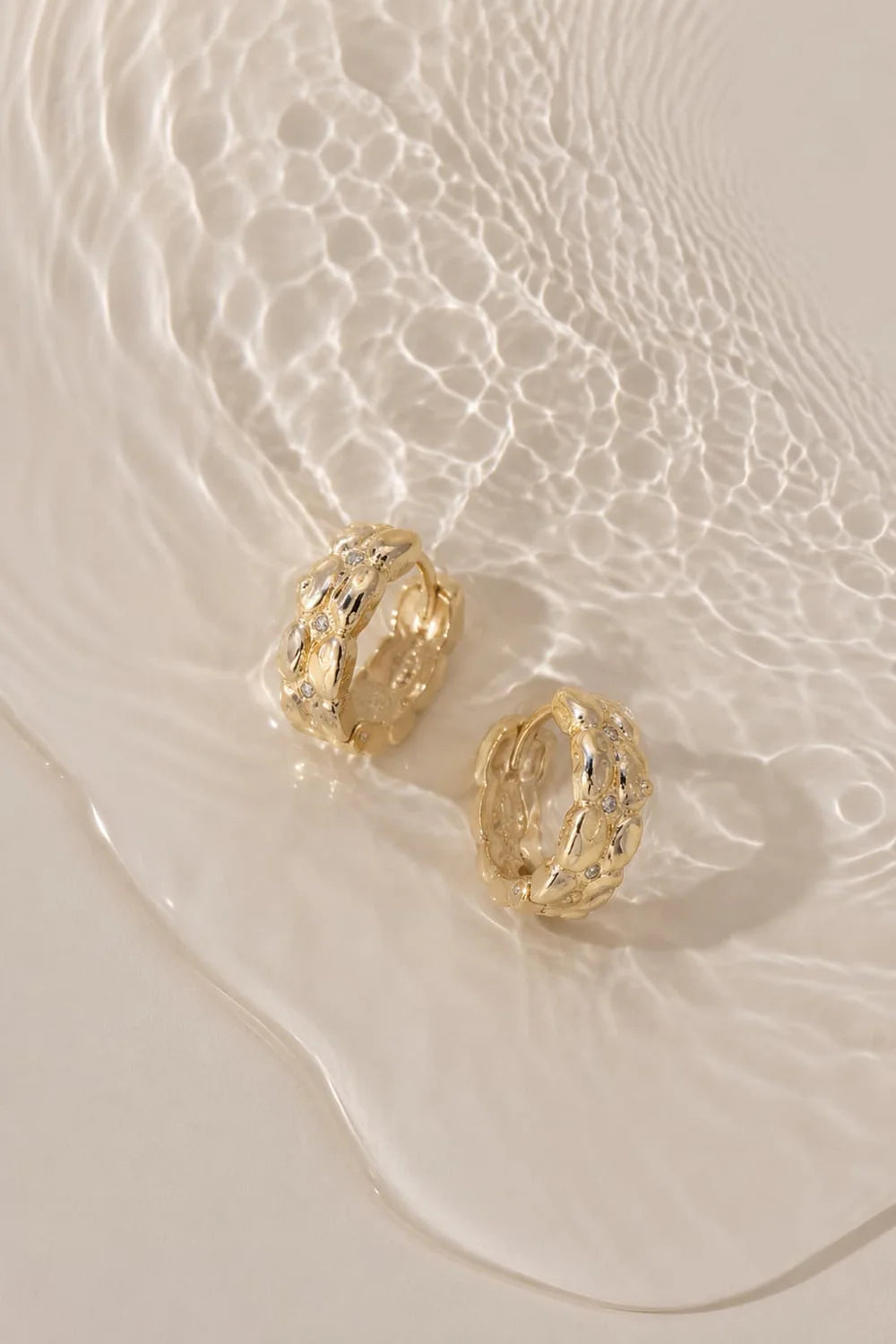 Elvire Earrings von Waekura - im Wasser, schimmernd