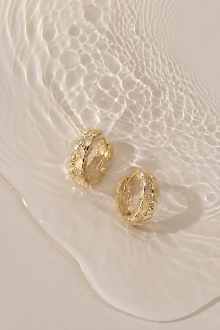 Elvire Earrings von Waekura - im Wasser, schimmernd