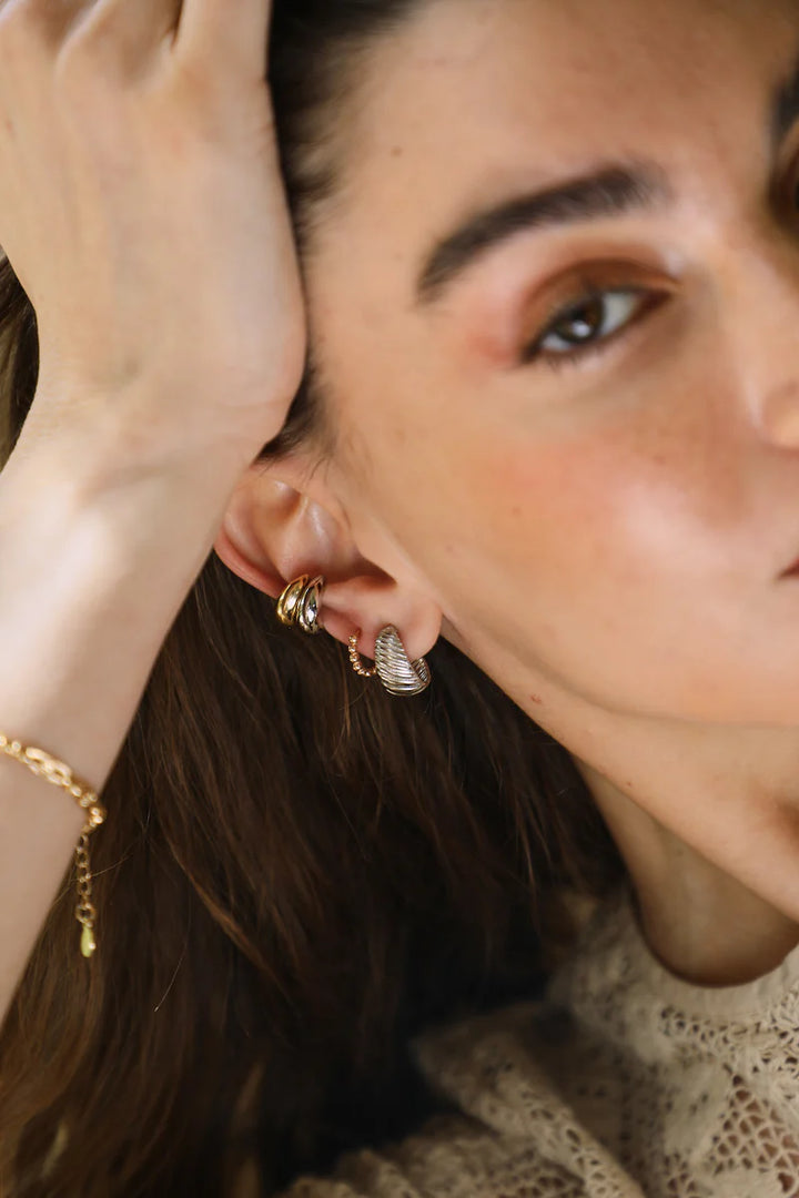 Fany Earrings Gold & Silber - Palladium Variante im Ohr
