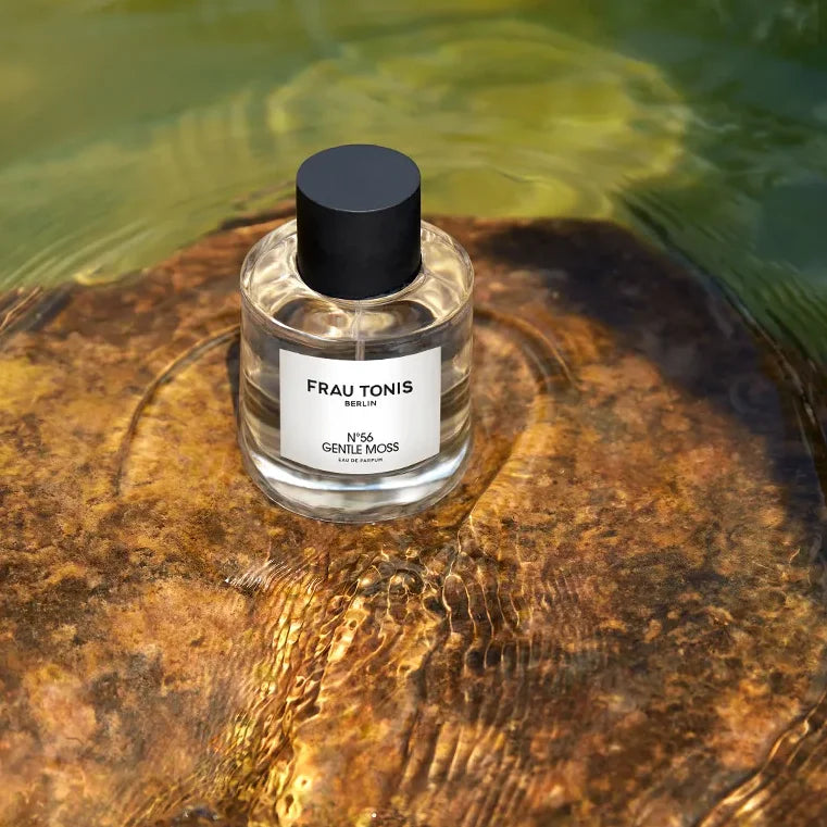 NO 56 Gentle Moss von Frau Tonis - in Teich stehend