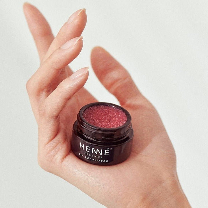 Henné Organics Lip Exfoliator Nordic Berries 10 ml Model Hand