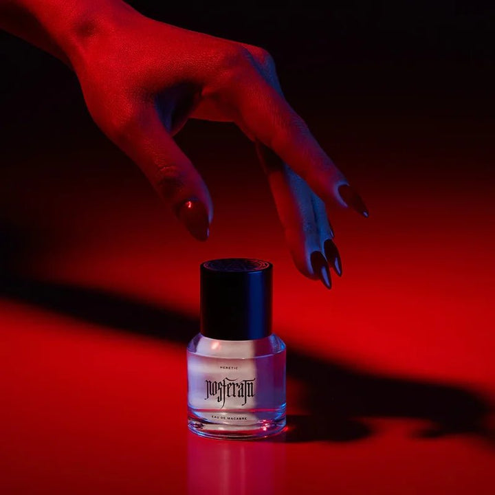 Heretic Parfum Nosferatu - Handmodel