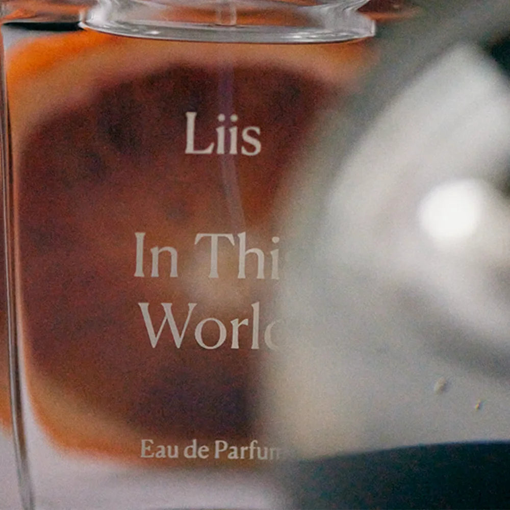 Liis In This World Eau de Parfum Flakon in Nahaufnahme mit Schriftzug