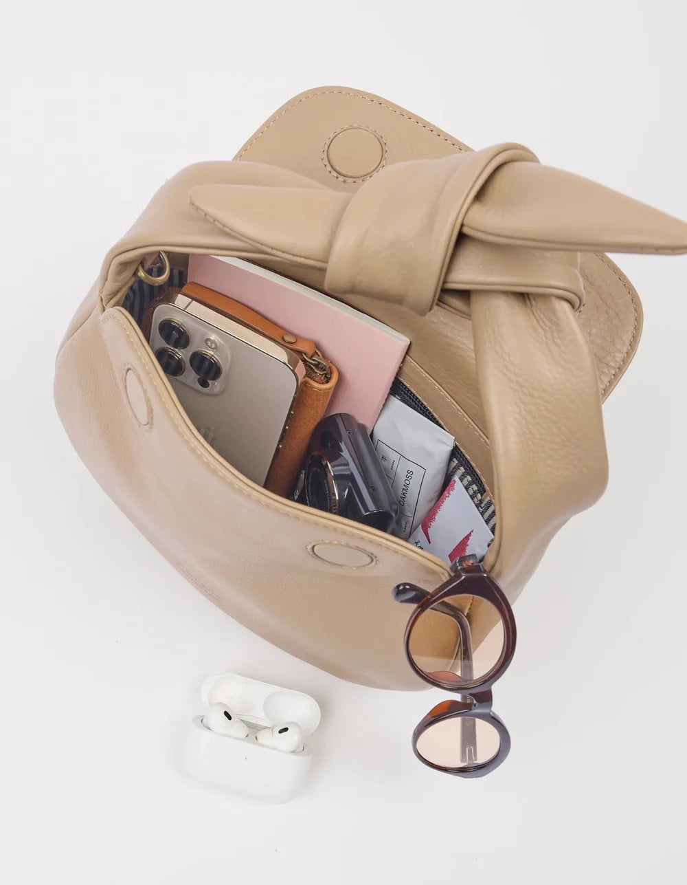 Innenansicht der O My Bag Coco Croissant mit persönlichen Gegenständen und Innenfächern