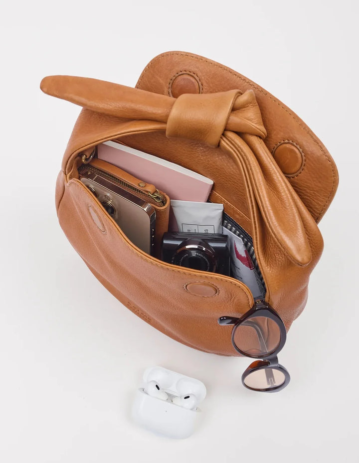 Innenansicht der O My Bag Coco Croissant mit Innenfächern und persönlichen Gegenständen