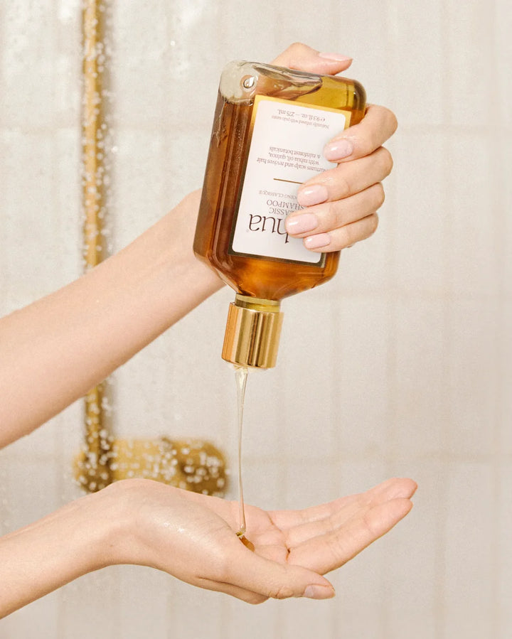 Rahua Classic Shampoo wird in die Hand gegeben