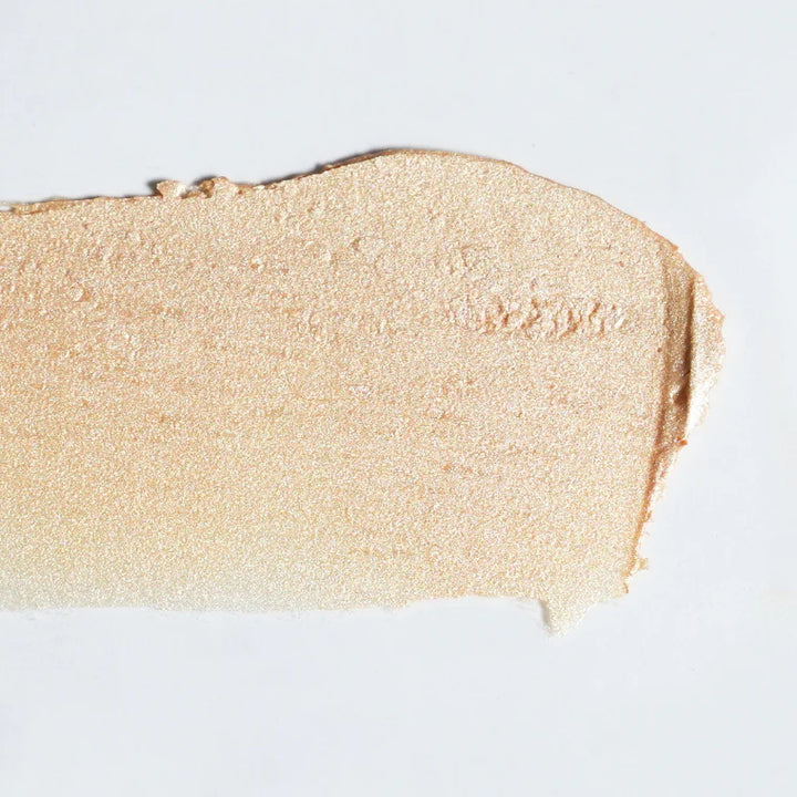 Champagne Dew Highlighter Balm Farbswatch - champagnerfarbener Highlighter für helle bis mittlere Hauttöne