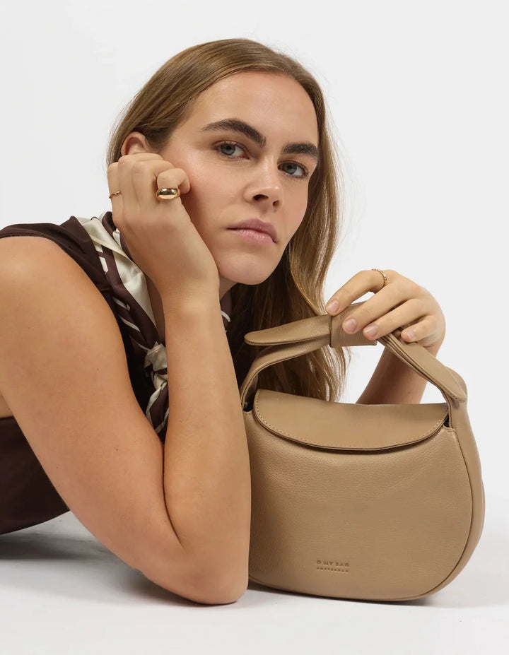 O My Bag Coco Croissant Dark Sand als elegante Handtasche mit Model